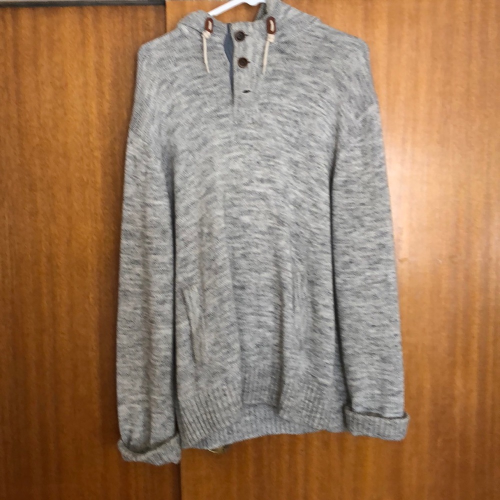 Sweater with hoodie and 3 buttons